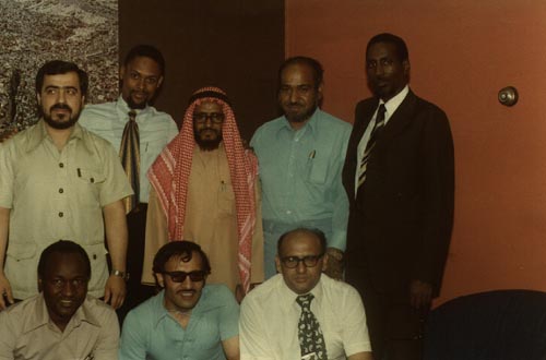 الكاتب في الوسط مع موظفي مكتب رابطة العالم الإسلامي وأول شخص على اليمين؛ مرافق الكاتب د. عمر بيلو. 1978م