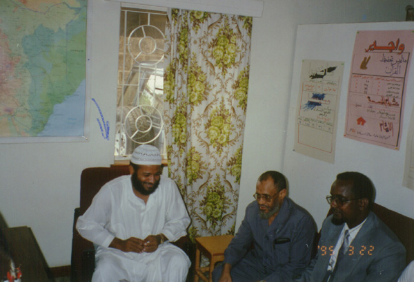 الكاتب مع الطبيب طارق حماد في مؤسسة الحرمين ـ كينيا ـ نيروبي 21/10/1415هـ 22/3/1995م