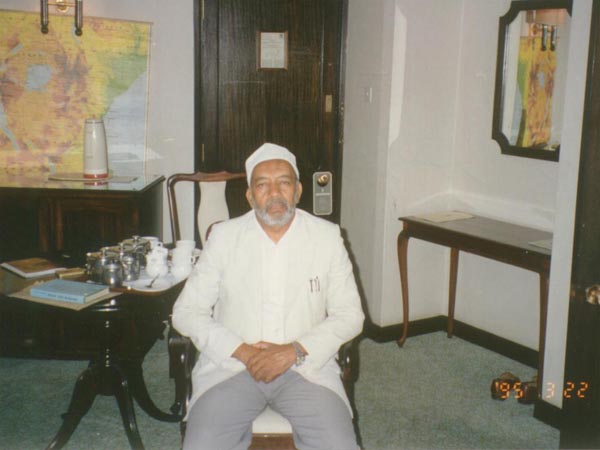 الدكتور عبد الغفور البوسعيدي ـ أستاذ في جامعة نيروبي ورئيس المجلس الأعلى لمسلمي كينيا 21/10/1415هـ ـ 22/3/1995م