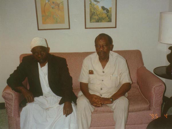 عيسى أحمد كوريا على اليمين وعمر سليمان ـ نيروبي في الفندق 30/10/1415هـ ـ 31/3/1995م