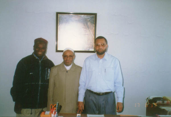 الكاتب ومدير مكتب رابطة العالم الإسلامي عبد الخالق ميتر وعلى يساره أحد العاملين في المكتب فاروق بن ساخو بيلا