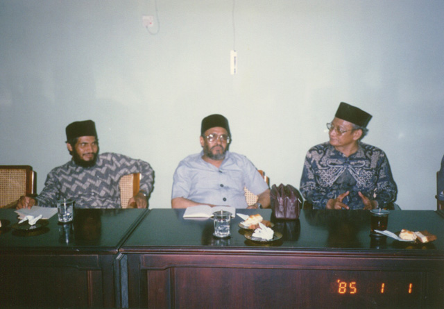 الكاتب في الوسط وعلى يمينه الدكتور نايف العمري وعلى يساره الشيخ أحمد بشير أستاذ مساعد في الشريعة الإسلامية والفلسفة الإسلامية رئيس الهيئة المركزي للترجيح في الجمعية المحمدية، وعضو في المجمع الفقهي التابع لمنظمة المؤتمر الإسلامي 22/7/1410 هـ