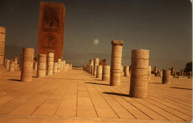 مسجد حسان وصومعته من جهة أخرى ـ الرباط 20/11/1405?