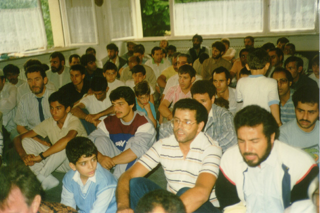 المسلمون يستمعون خطبة عيد الأضحى في دار الإسلام